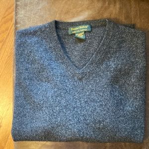 Super soft Daniel Bishop 2 ply 100% cashmere v-neck sweater.